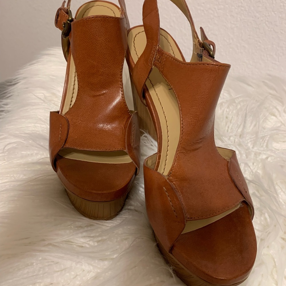 Nine West leather platform sandal.